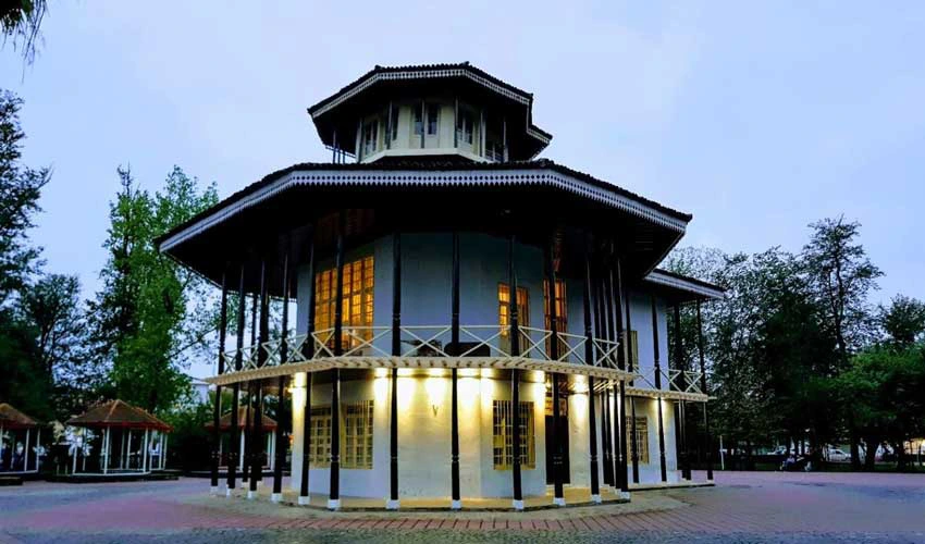 باغ محتشم و عمارت کلاه فرنگی